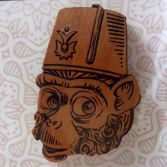 NEW PHINEAS FEZZICK MONKEY WEARING FEZ WOOD BUTTON PIN ON CARD - Picture 1 of 5